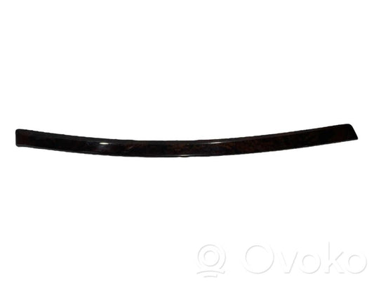 Priekšpusē dekoratīvās apdares lenta