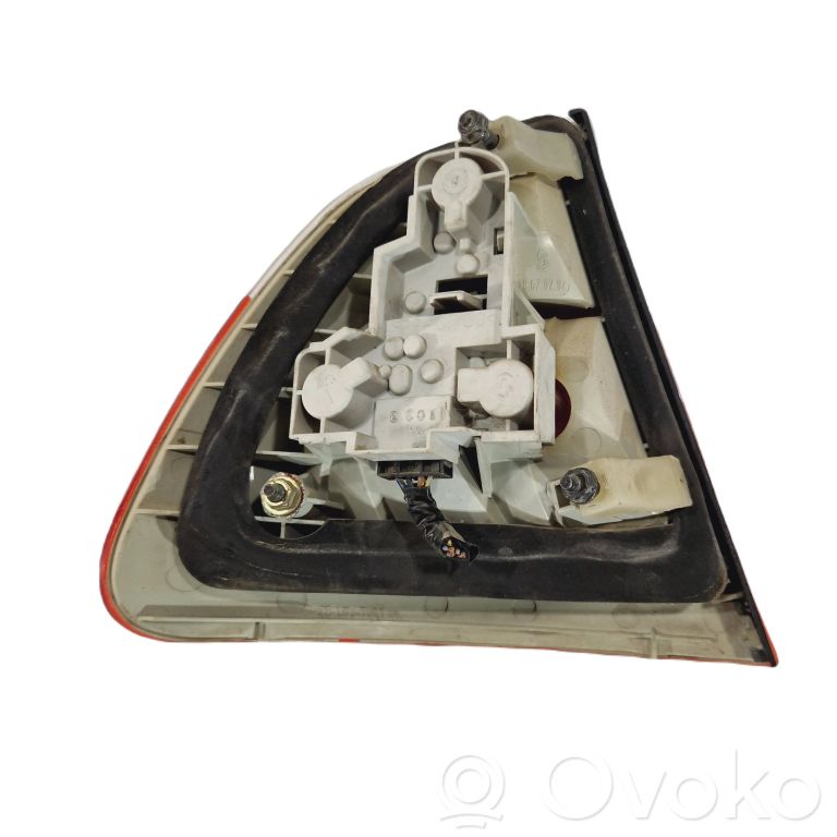 Aizmugurējais lukturis virsbūvē