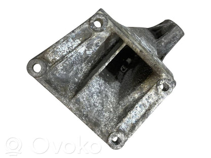 Engine mounting bracket