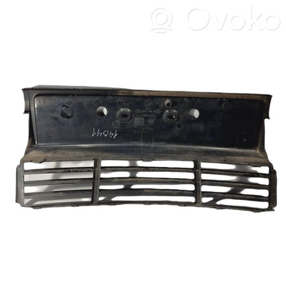 Priekšpusē dekoratīva bampera uzlikas