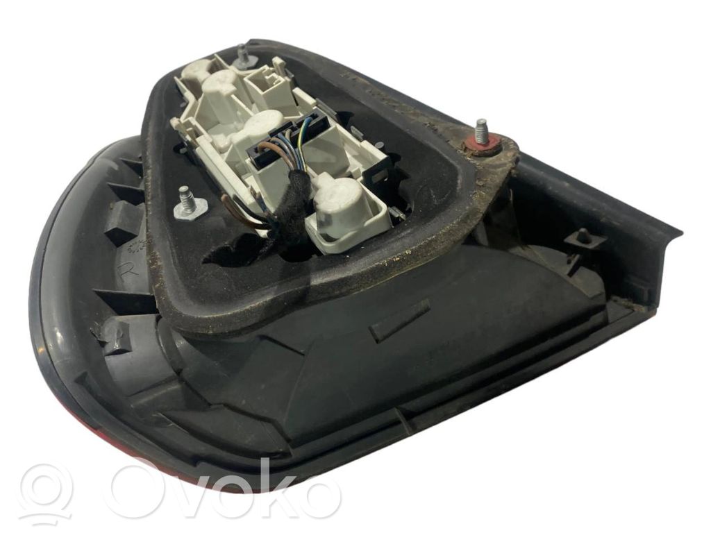 Aizmugurējais lukturis virsbūvē