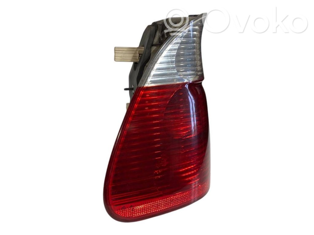 Задний фонарь в кузове