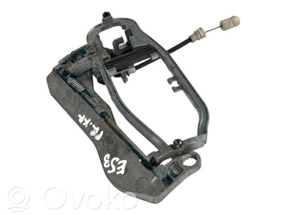 Priekšpusē turētājs / kronšteins ārējam atvēršanas rokturim