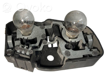 Aizmugures spuldzes vāka turētājs