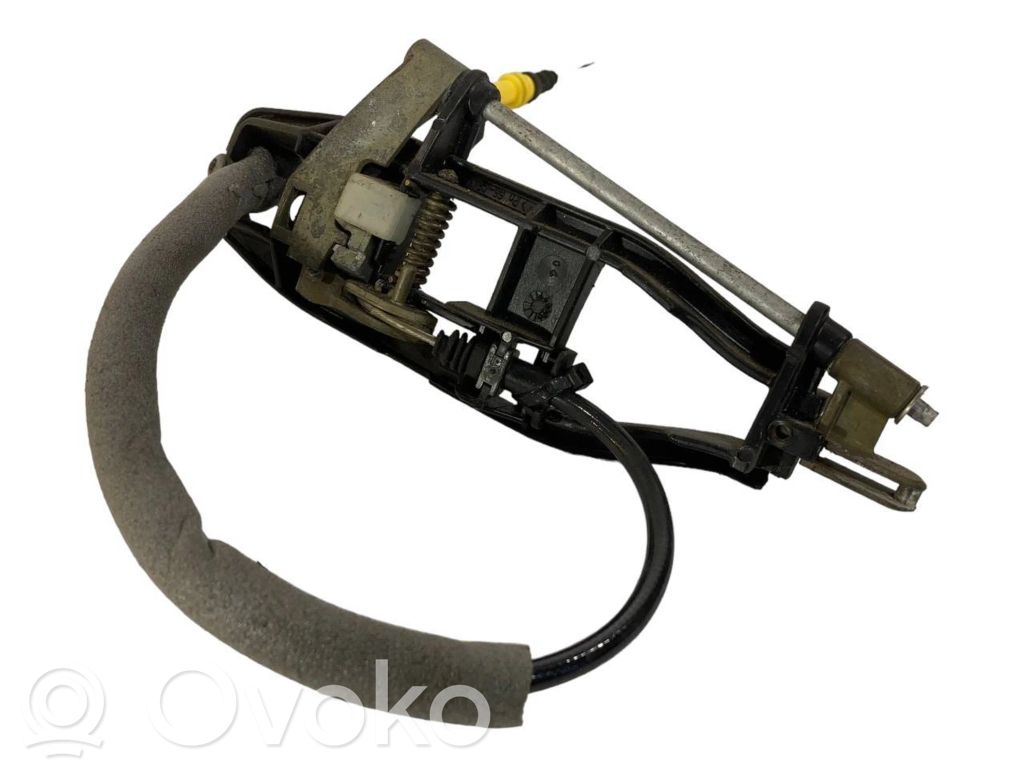 Priekšpusē turētājs / kronšteins ārējam atvēršanas rokturim