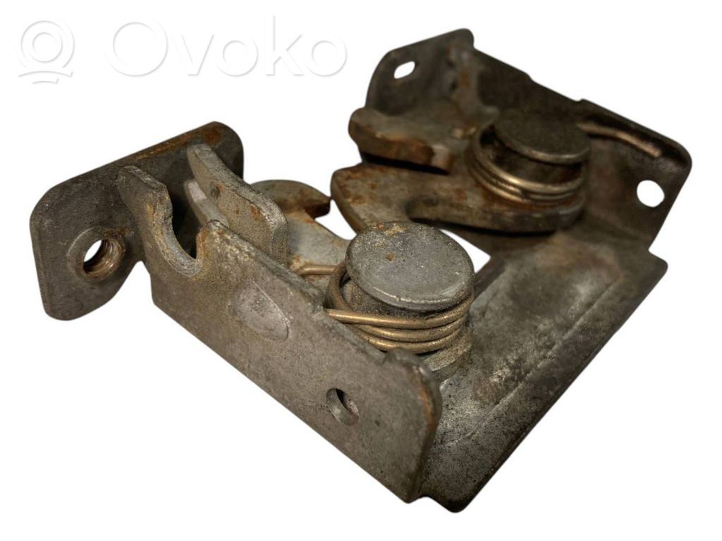 Dzinēja pārsega slēdzene