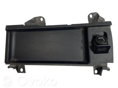 Cigarešu aizdedzināmais priekšā