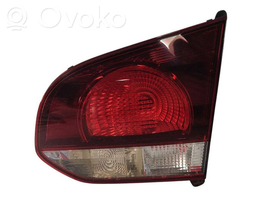 Aizmugurējais lukturis pārsegā