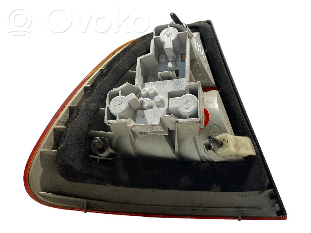 Aizmugurējais lukturis virsbūvē