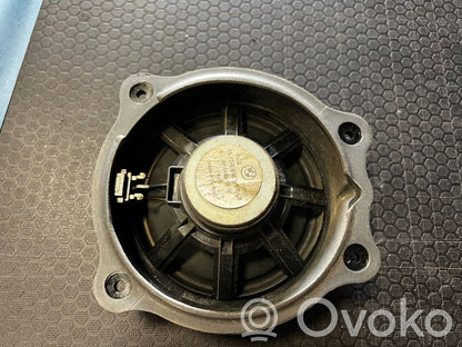 Skaļrunis (-i) aizmugurējā palodzē