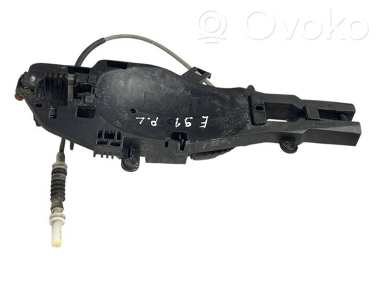 Priekšpusē turētājs / kronšteins ārējam atvēršanas rokturim