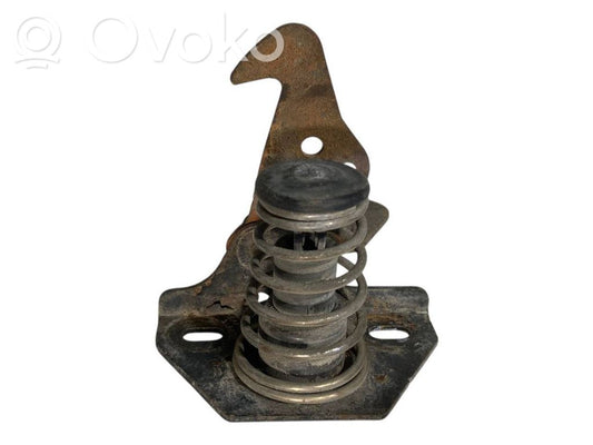 Dzinēja pārsega slēdzenes cilpa