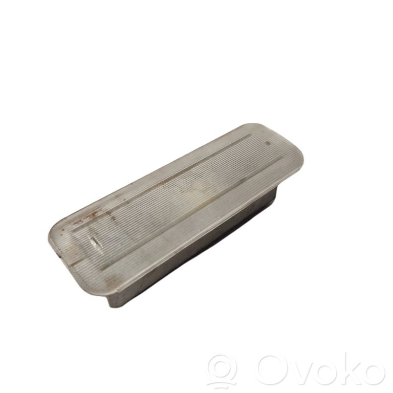 Aizmugurējo durvju apgaismojums (iekšpusē)