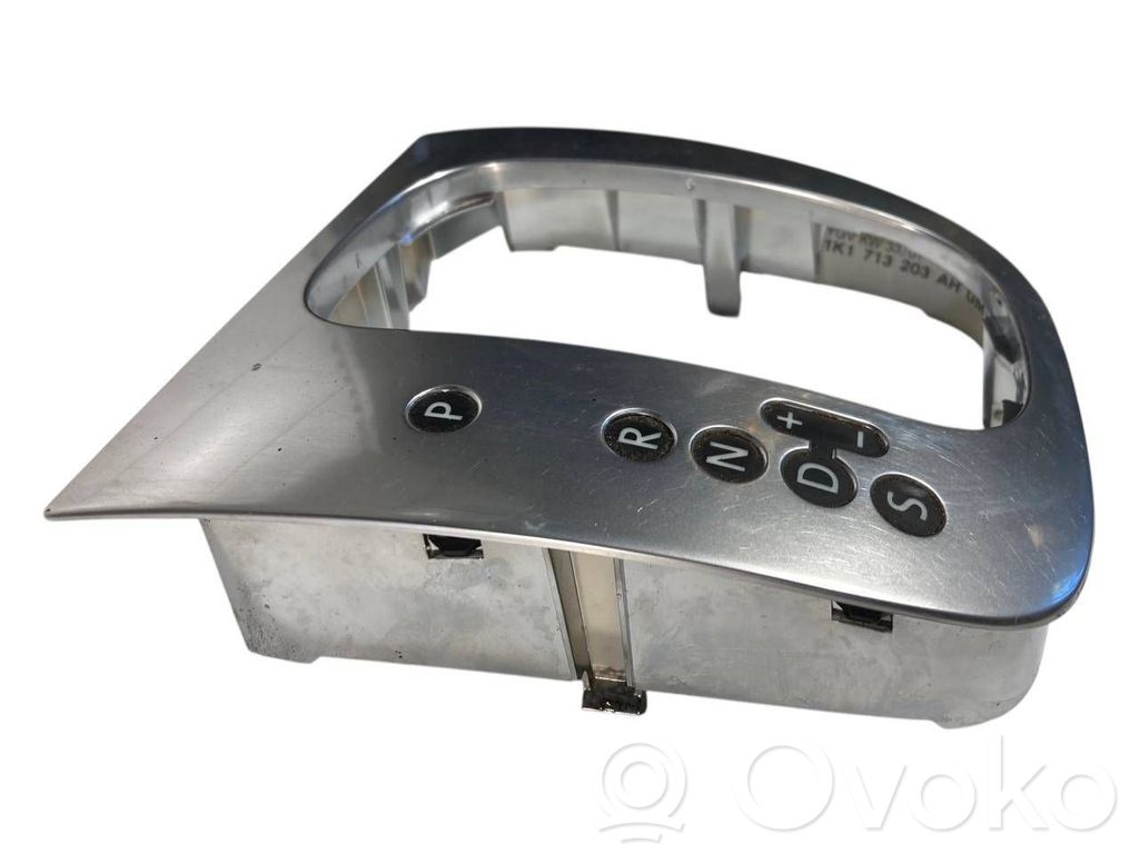 Ātrumu pārslēgšanas sviras dekoratīvā apdare (plastmasas)