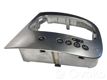 Ātrumu pārslēgšanas sviras dekoratīvā apdare (plastmasas)