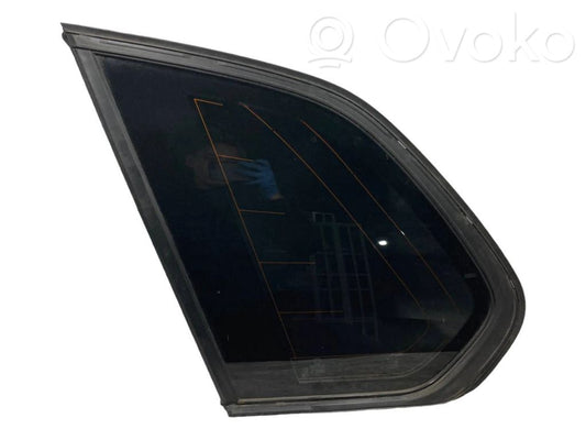 Aizmugurējais virsbūves sānu stikls