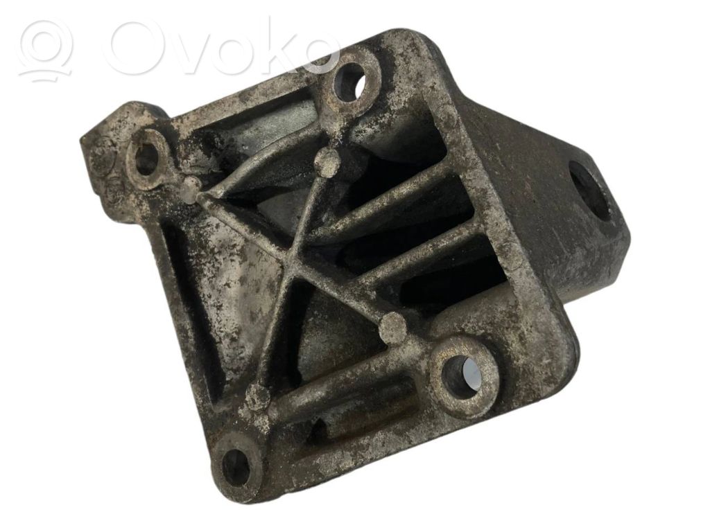 Engine mounting bracket