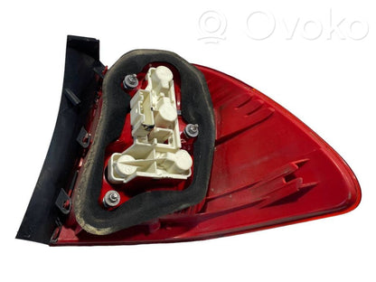 Aizmugurējais lukturis virsbūvē