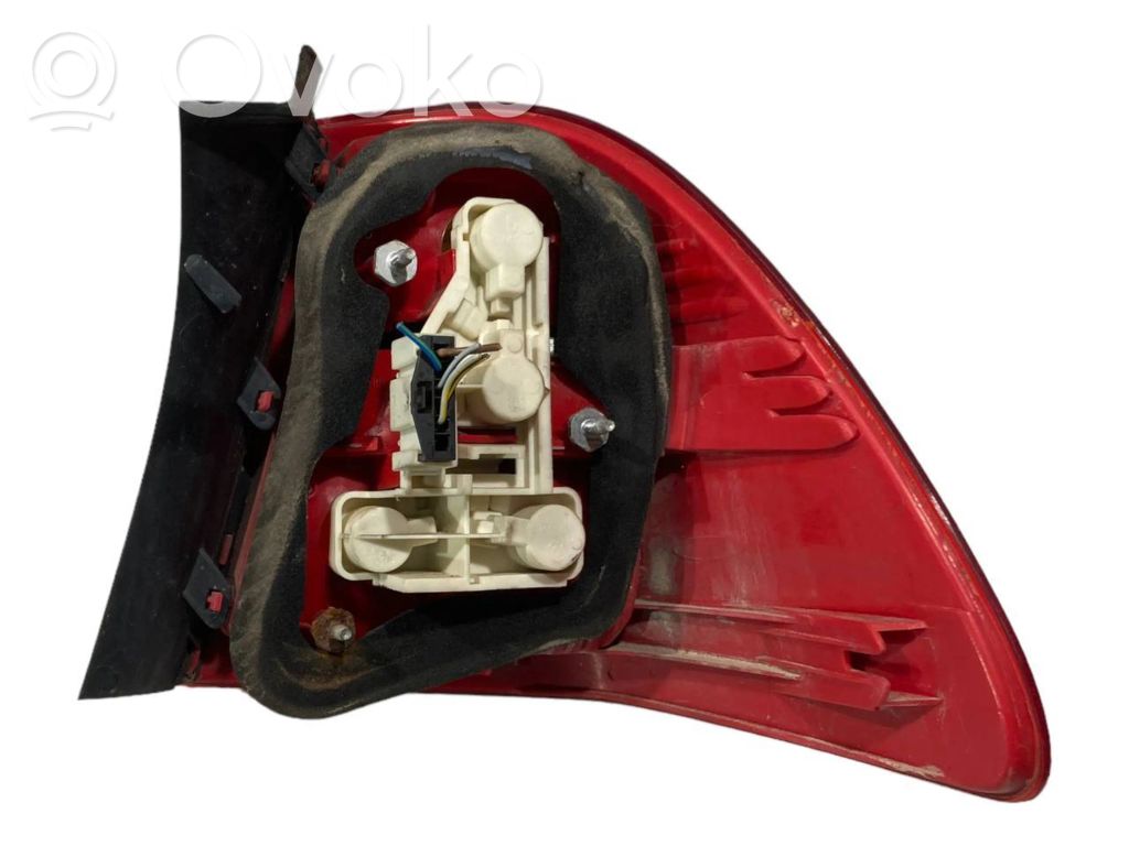 Aizmugurējais lukturis virsbūvē