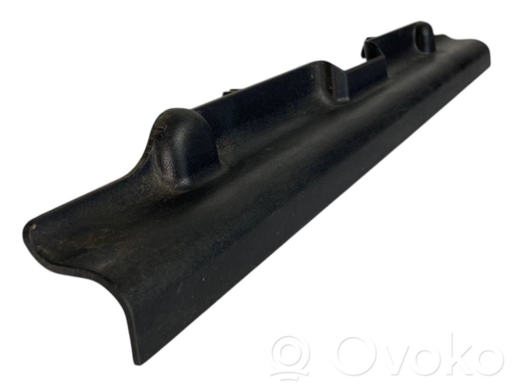 Priekšējā pasažiera sēdekļa sliedītes dekoratīvā apdare