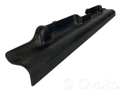 Priekšējā pasažiera sēdekļa sliedītes dekoratīvā apdare