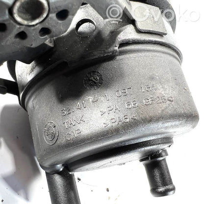 Stūres pastiprinātāja šķidruma tvertne