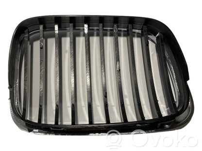 Декоративная решетка капота