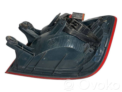 Aizmugurējais lukturis virsbūvē