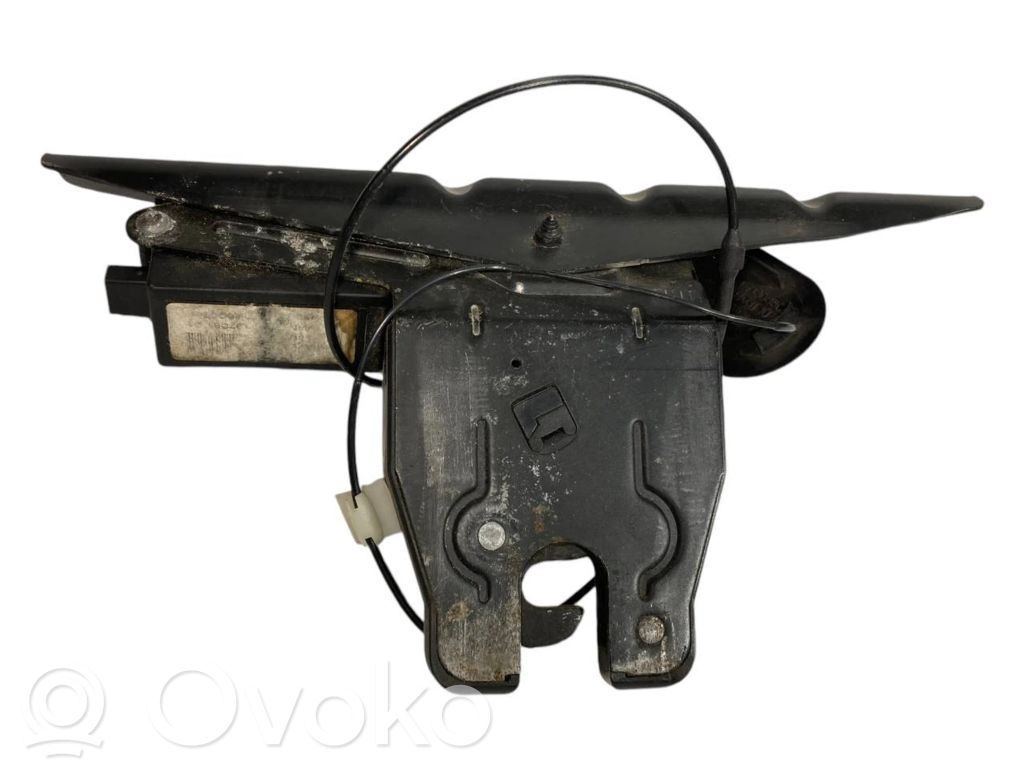 Aizmugurējā pārsega slēdzene