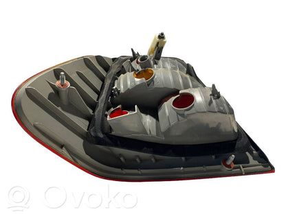 Aizmugurējais lukturis virsbūvē