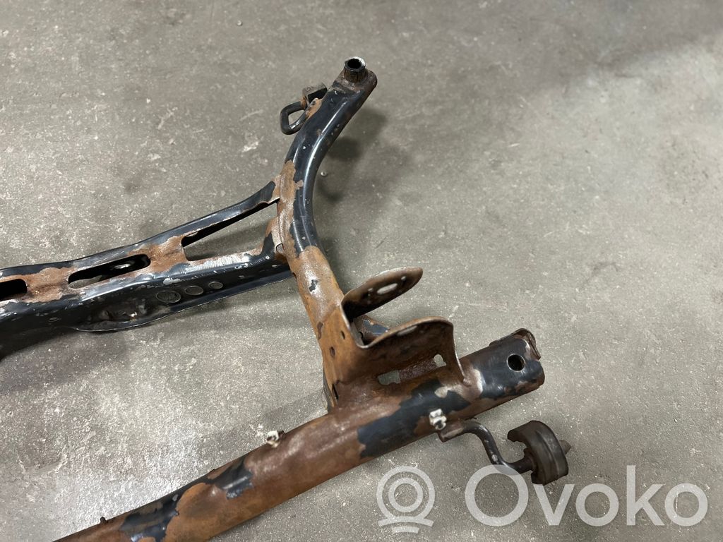 Pusrāmis aizmugurējais / priekšējais