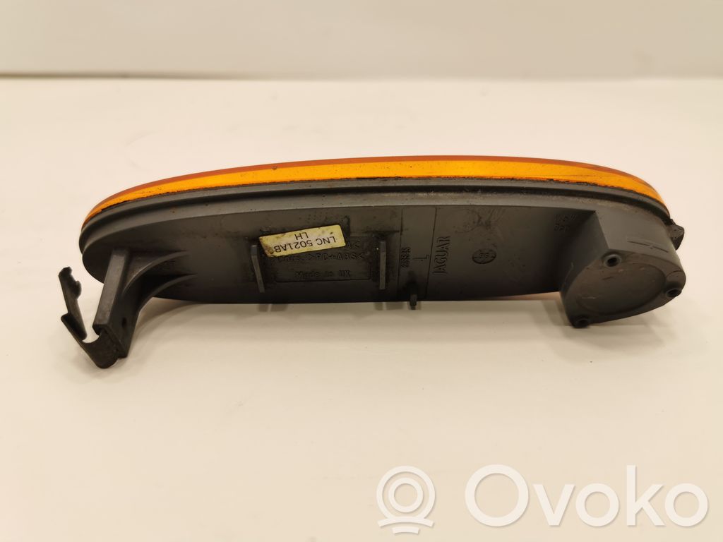 Priekšpusē atstarotājs