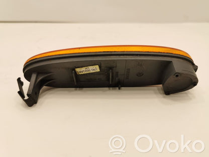 Priekšpusē atstarotājs