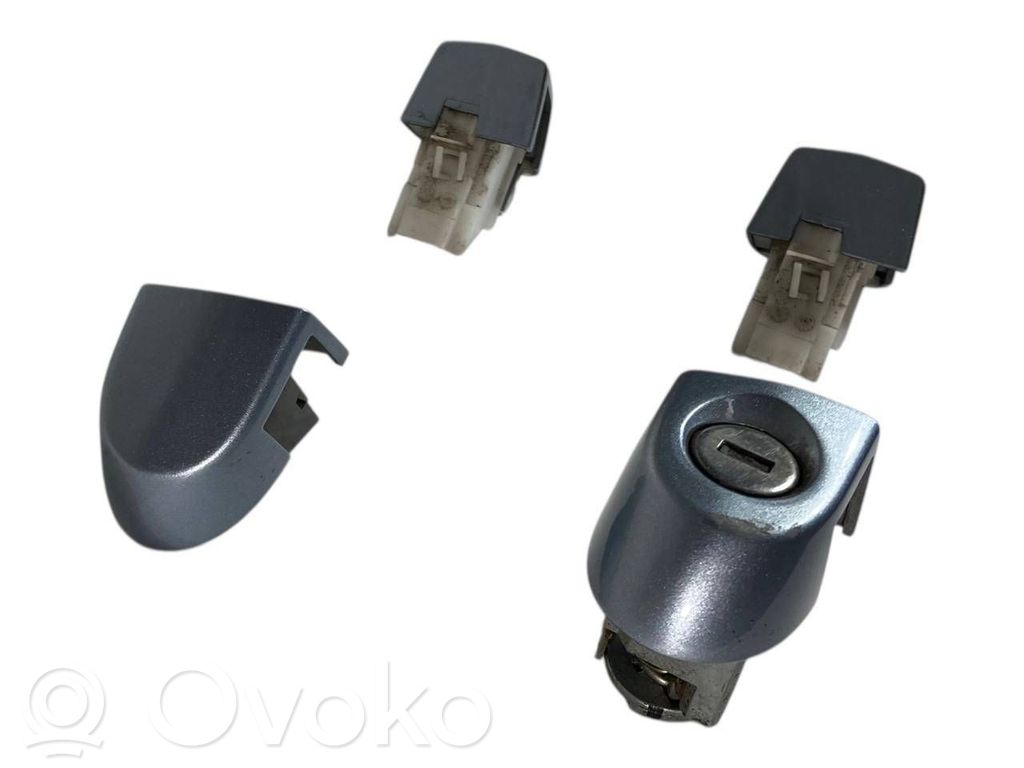 Priekšpusē durvju roktura vāciņš