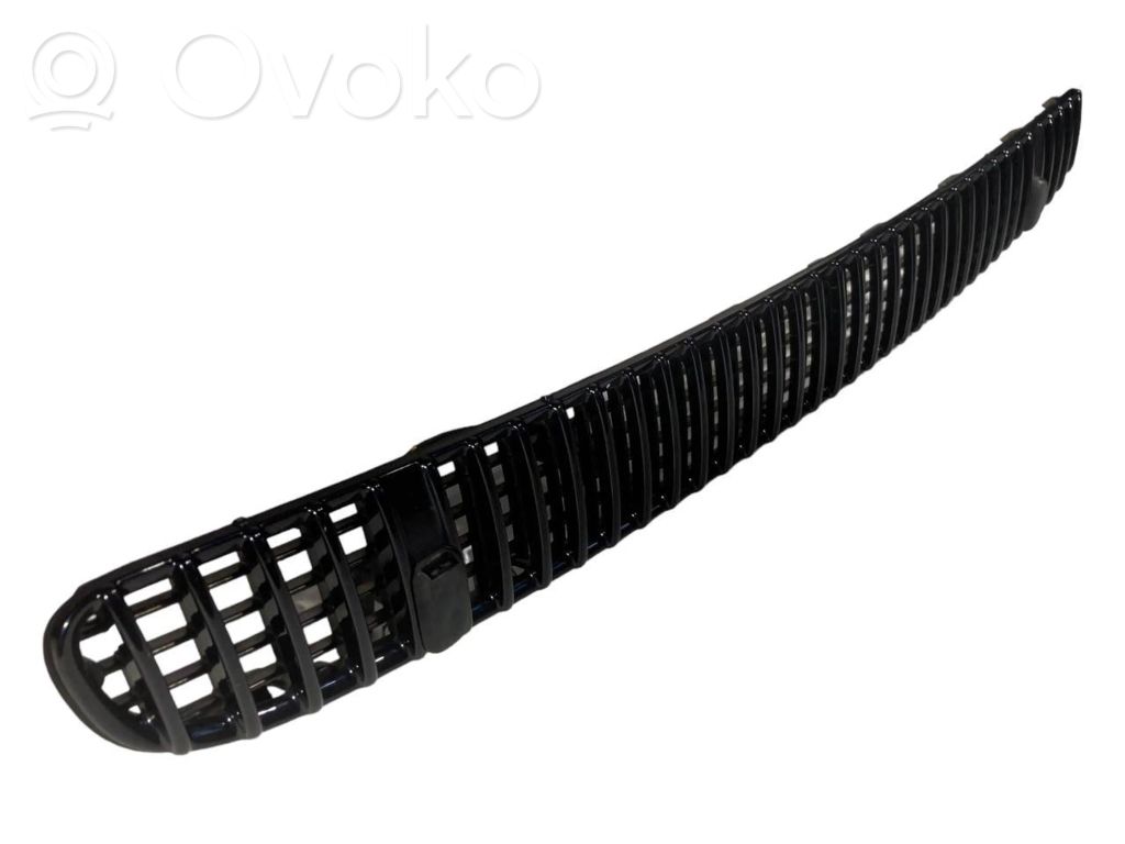 Dzinēja pārsega dekoratīvais režģis