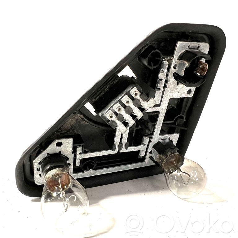 Держатель крышки заднего фонаря