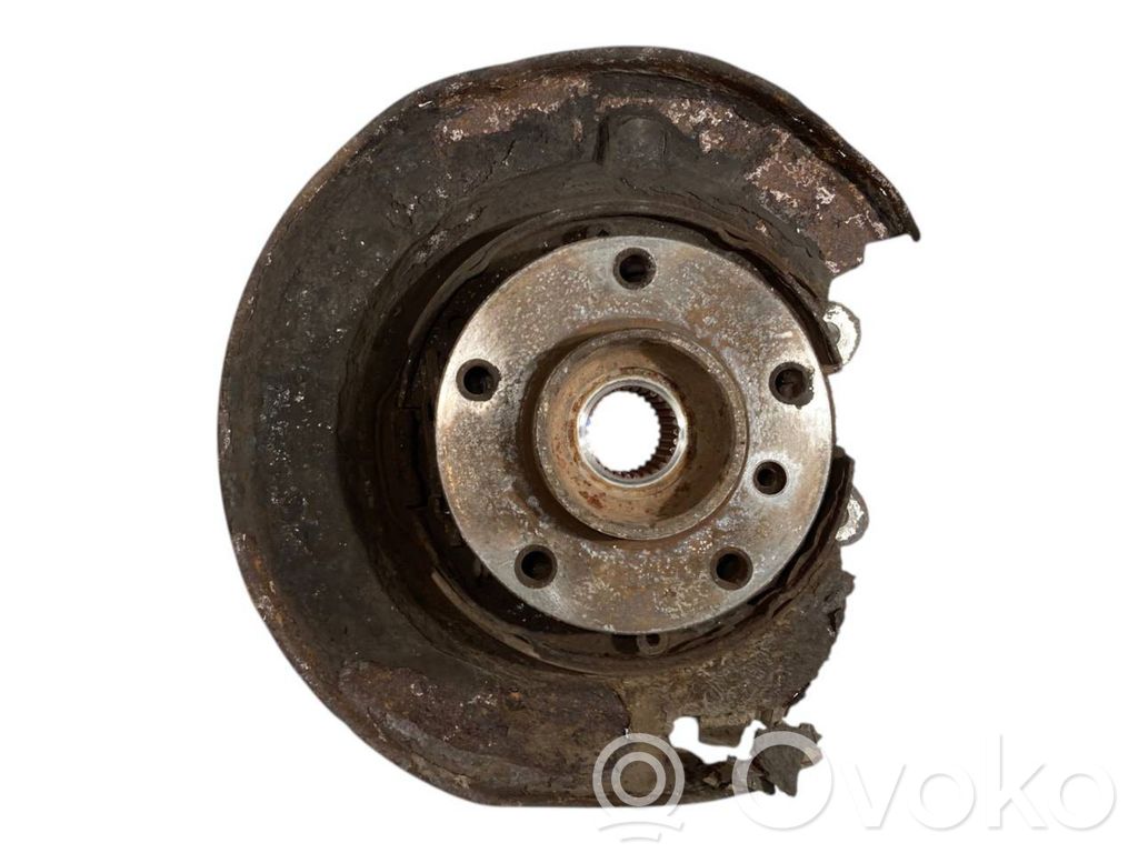 Aizmugurē riteņa rumbas vārpstas šarnīrs (stupica, capfa)