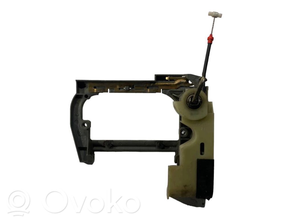 Priekšpusē turētājs / kronšteins ārējam atvēršanas rokturim