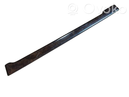 Priekšpusē dekoratīvās apdares lenta