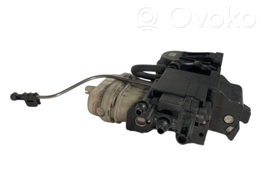 Aizmugurējā pārsega slēdzene