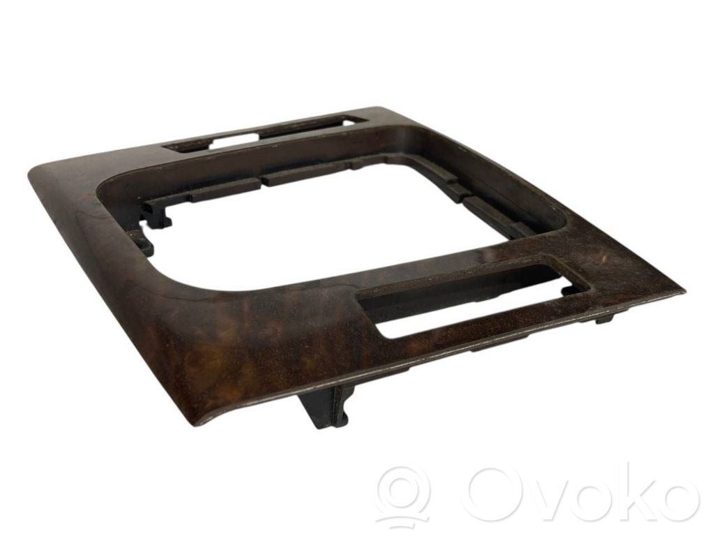 Ātrumu pārslēgšanas sviras dekoratīvā apdare (plastmasas)