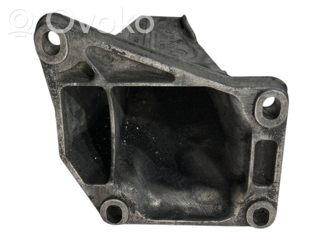 Кронштейн крепления двигателя