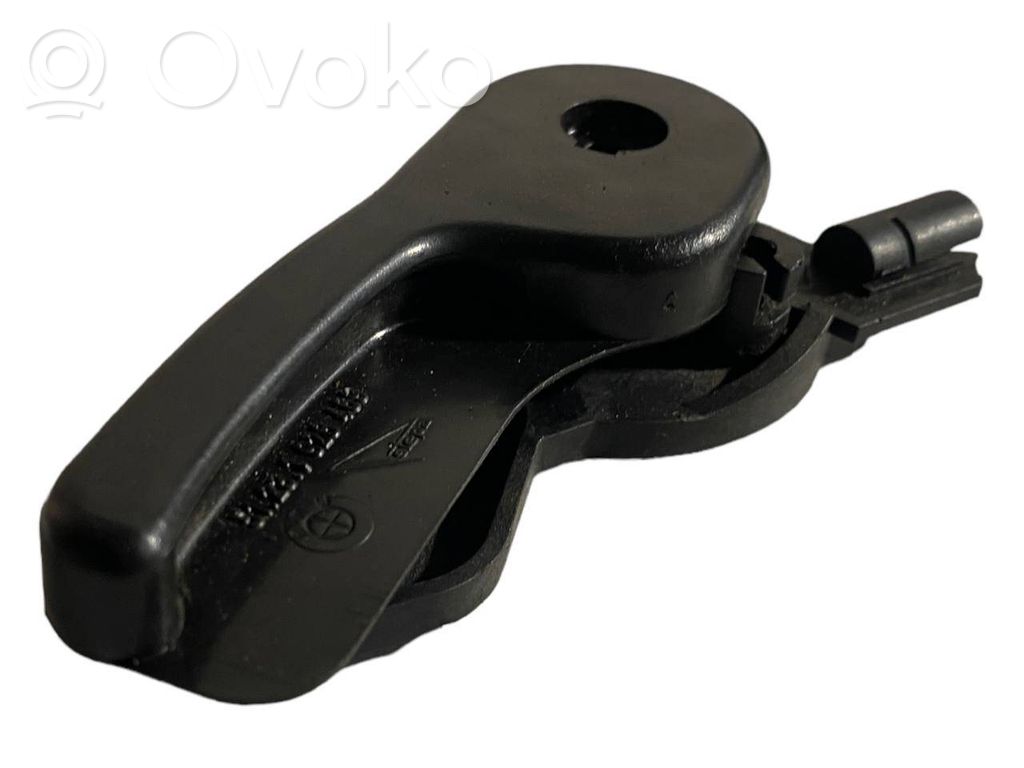 Dzinēja pārsega attaisīšanas rokturītis