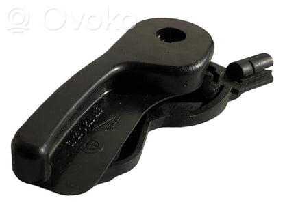 Dzinēja pārsega attaisīšanas rokturītis