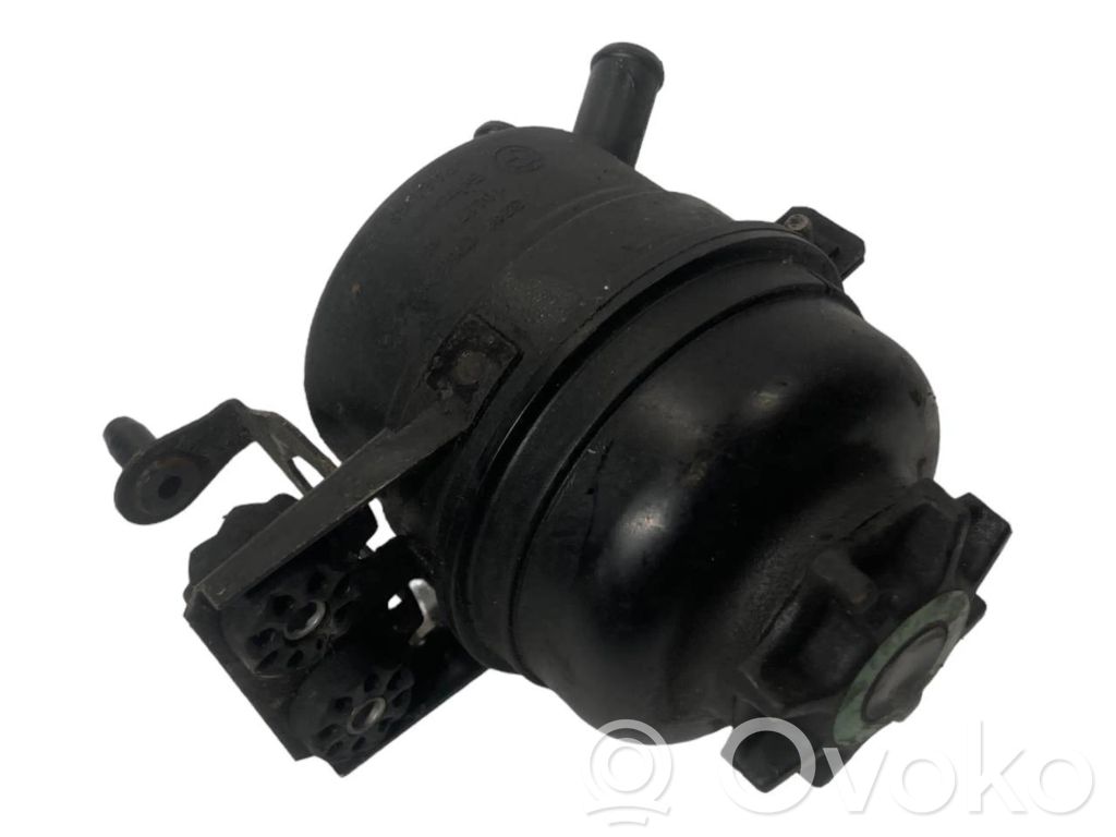 Stūres pastiprinātāja šķidruma tvertne