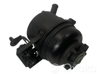 Stūres pastiprinātāja šķidruma tvertne