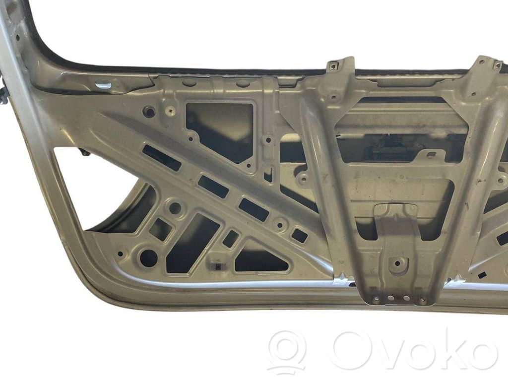 Задняя крышка (багажник)