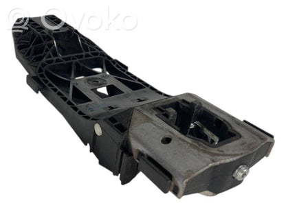 Priekšpusē turētājs / kronšteins ārējam atvēršanas rokturim