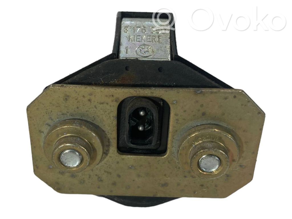 Aizmugurē slēdzenes cilpa