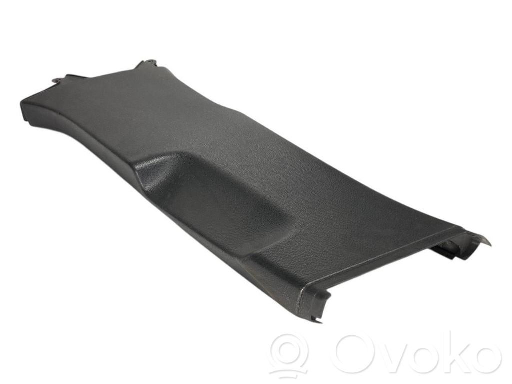 (B) statņa dekoratīvā apdare (apakšdaļa)